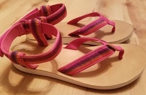 NWOT TEVA SANDALS SIZE 9